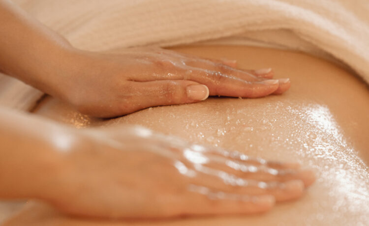 Wellnessbehandlung mit Thalassa Behandlung Massage auf dem Rücken mit Meersalz und Massageoil