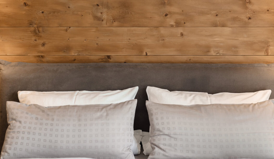 Bett mit Holzwand in Chalet Optik